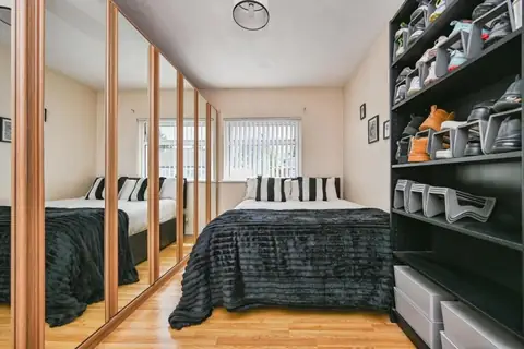Second double bedroom with mirrored wardrobes