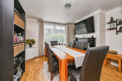 Alternative view of the dining room with seating for six